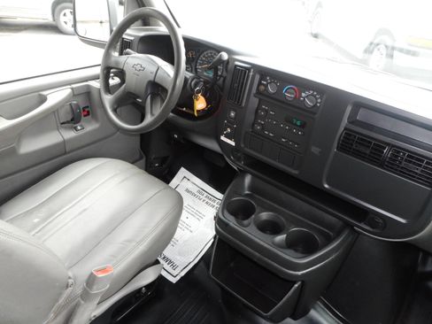 Used 2006 Chevrolet Express 2500 w/ Power and Light Package RWD image 18