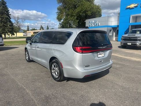 Used 2024 Chrysler Pacifica Limited image 4