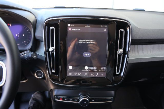 Used 2025 Volvo XC40 B5 Core w/ Climate Package AWD/4WD image 19