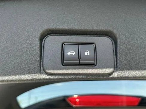 Used 2025 Nissan Rogue SL AWD/4WD image 19