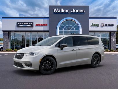 New 2026 Chrysler Pacifica Limited w/ S Appearance Package