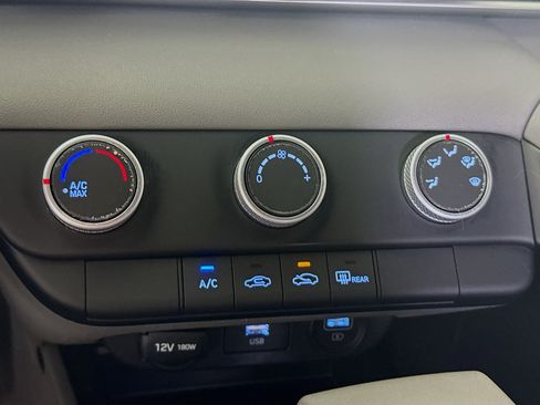 Used 2022 Hyundai Elantra SE FWD image 17