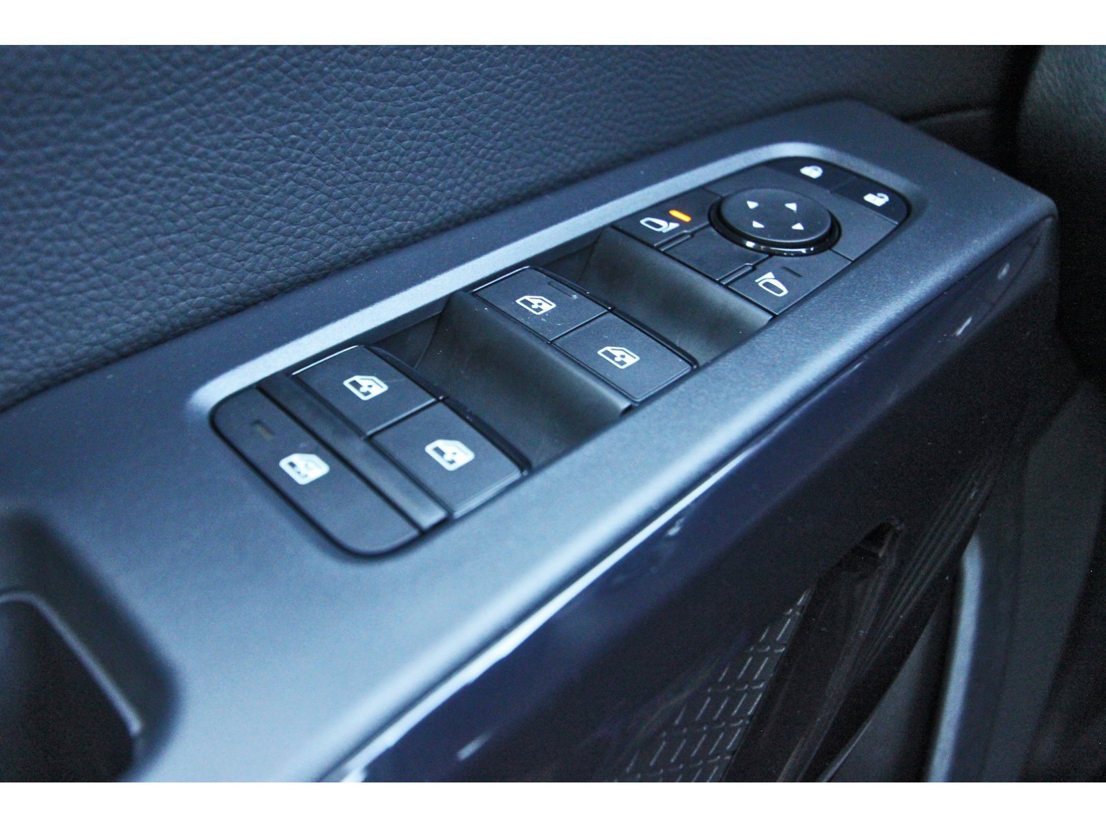 Certified 2025 Nissan Pathfinder SV w/ SV Premium Package FWD image 24