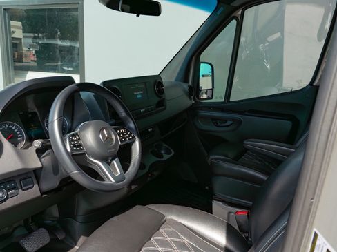 Used 2021 Mercedes-Benz Sprinter 2500 image 10
