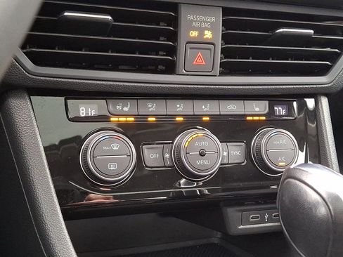 Used 2021 Volkswagen Jetta SE w/ SE Cold Weather Package image 16