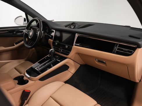 Certified 2023 Porsche Macan AWD/4WD image 21