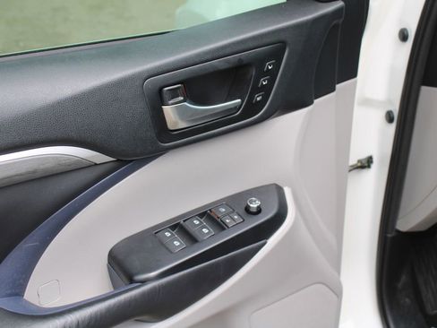 Used 2019 Toyota Highlander Limited Platinum FWD image 19
