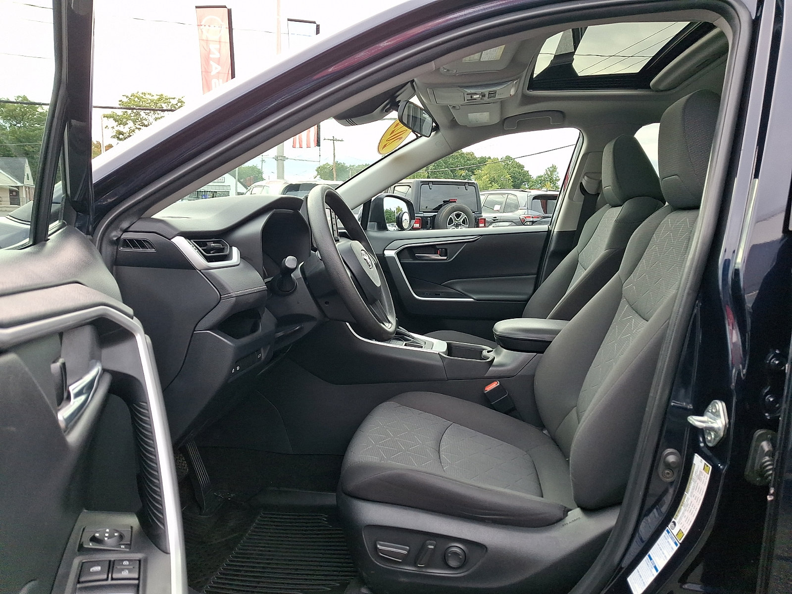 Used 2022 Toyota RAV4 XLE w/ Convenience Package AWD/4WD image 15