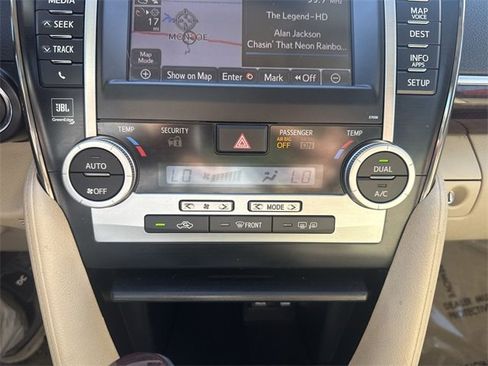Used 2012 Toyota Camry image 19