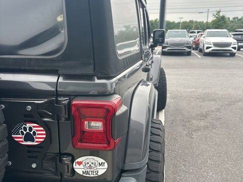 Used 2018 Jeep Wrangler Unlimited Sahara AWD/4WD image 14