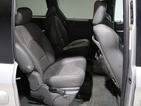 Used 2004 Chrysler Town & Country Limited image 20