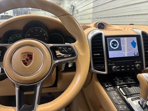 Used 2017 Porsche Cayenne Platinum Edition image 17