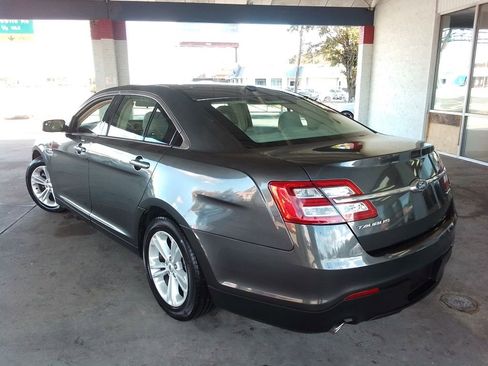 Used 2018 Ford Taurus SE image 4