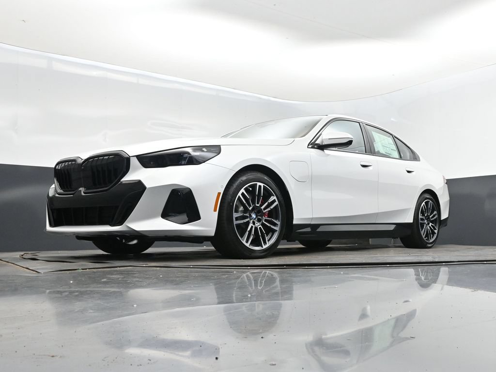 Used 2026 BMW 550e xDrive w/ Premium Package AWD/4WD image 40
