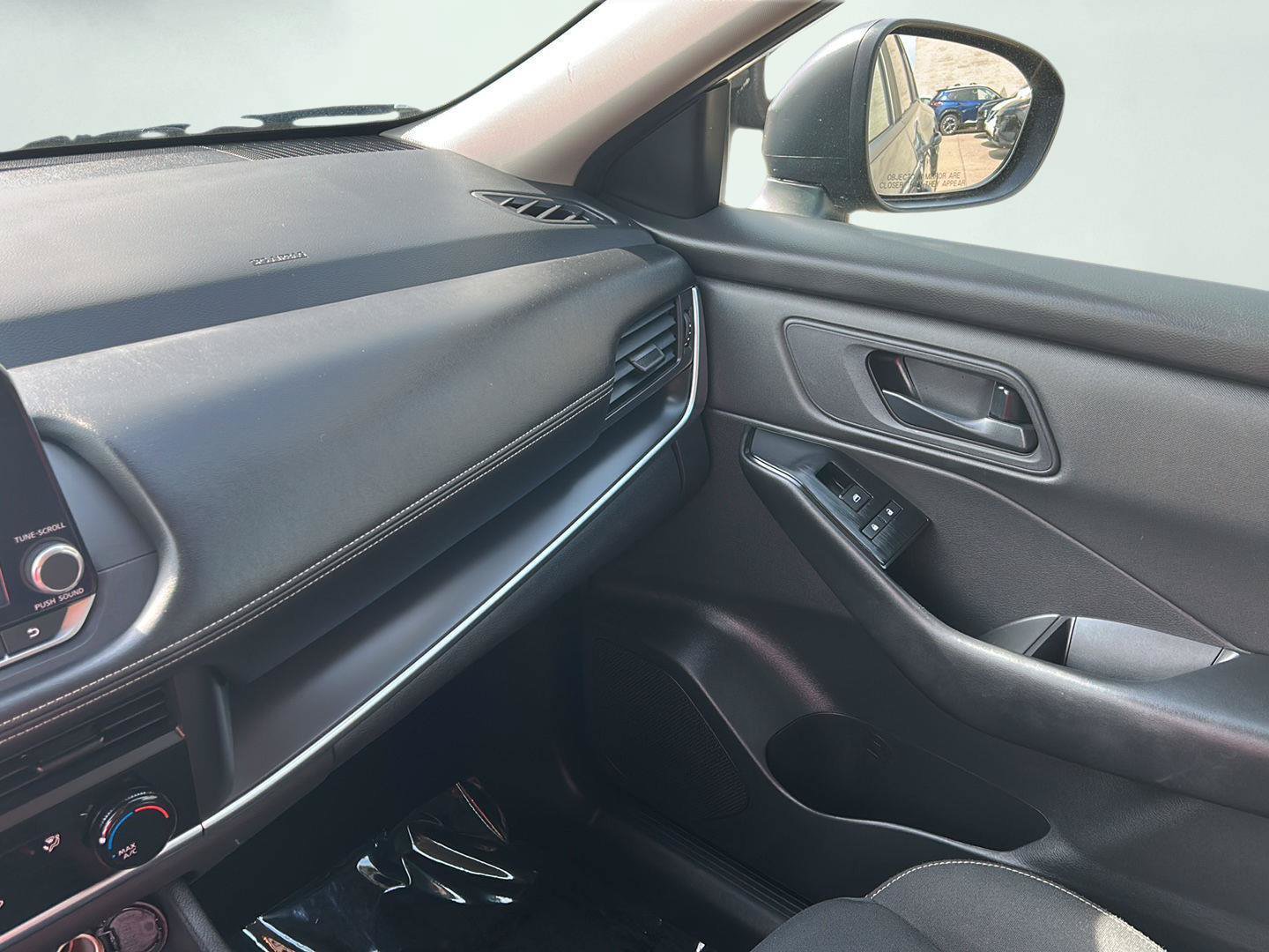 Used 2025 Nissan Rogue S AWD/4WD image 17