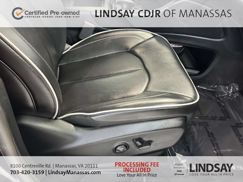 Certified 2025 Chrysler Pacifica Limited FWD image 14