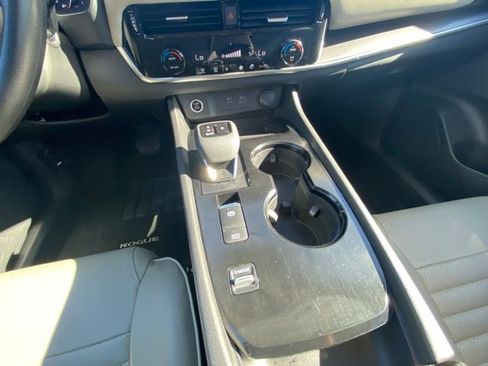 Certified 2022 Nissan Rogue SV image 17