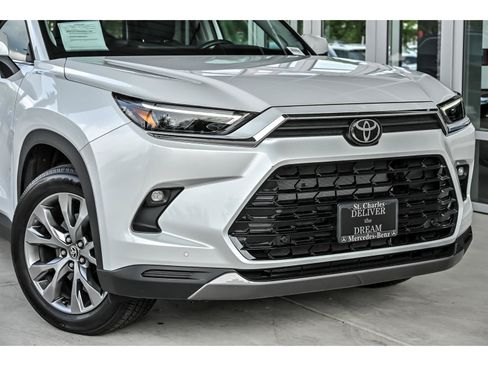 Used 2024 Toyota Grand Highlander AWD image 2