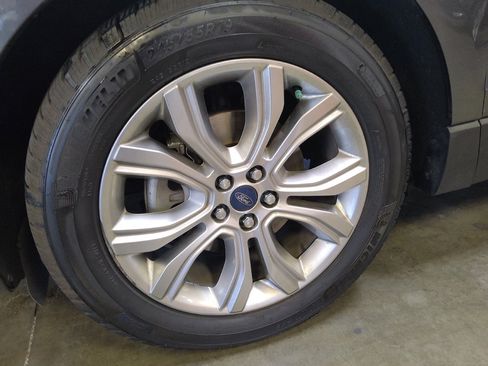 Used 2019 Ford Edge Titanium FWD image 31