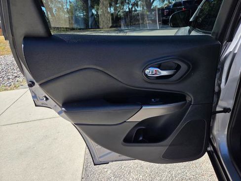 Used 2019 Jeep Cherokee Limited image 33