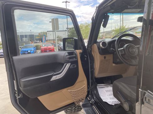Used 2017 Jeep Wrangler Unlimited Sahara w/ Connectivity Group AWD/4WD image 22