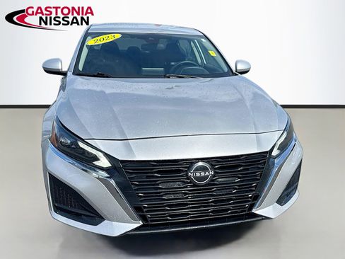 Used 2023 Nissan Altima 2.5 SV image 2