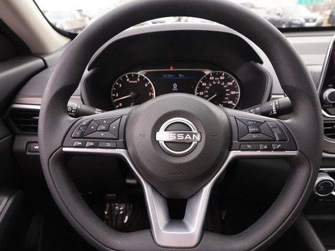 Used 2025 Nissan Altima 2.5 SV FWD image 10