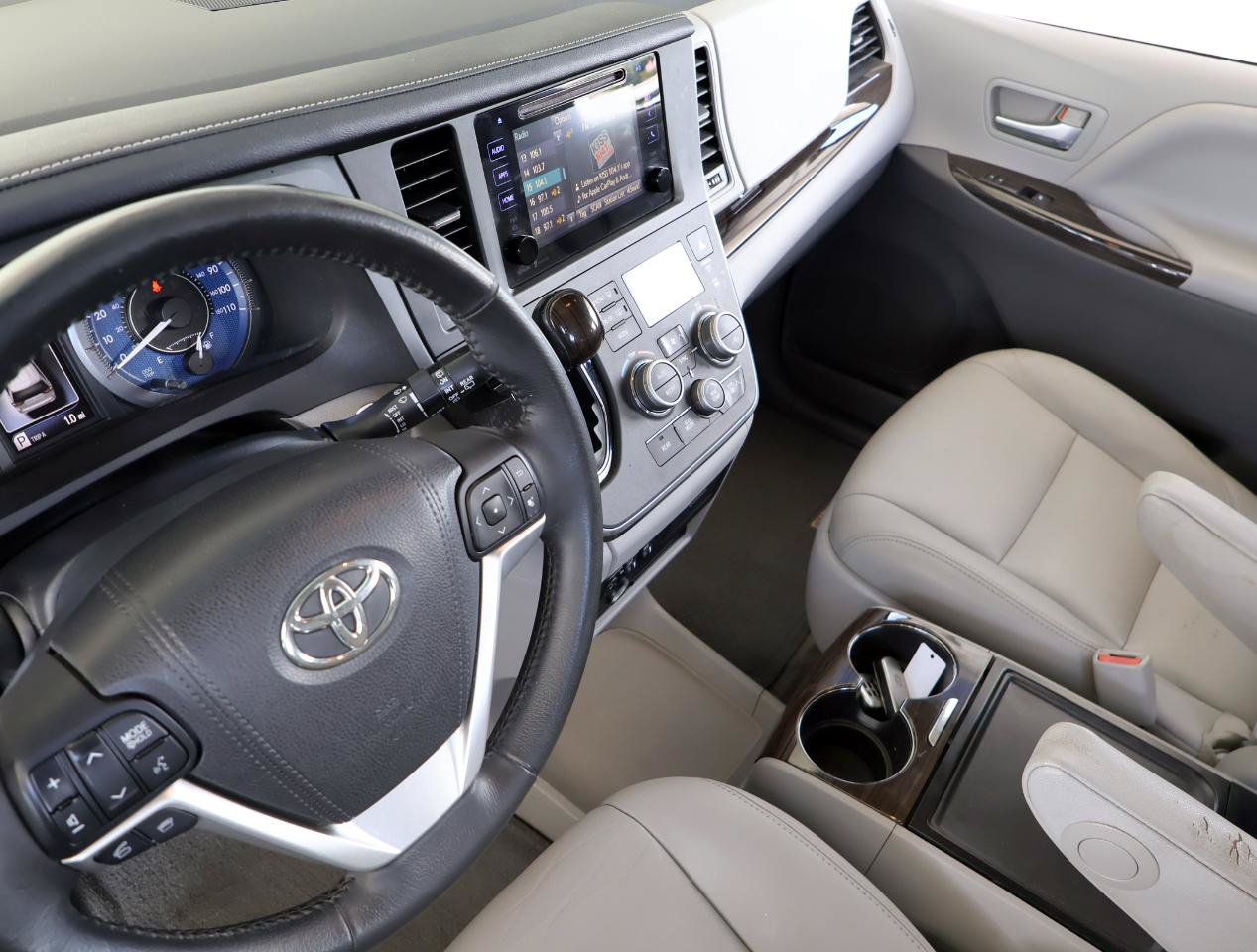 Used 2015 Toyota Sienna XLE FWD image 41