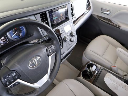 Used 2015 Toyota Sienna XLE FWD image 41
