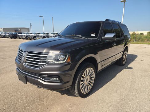 Used 2016 Lincoln Navigator Select RWD image 7