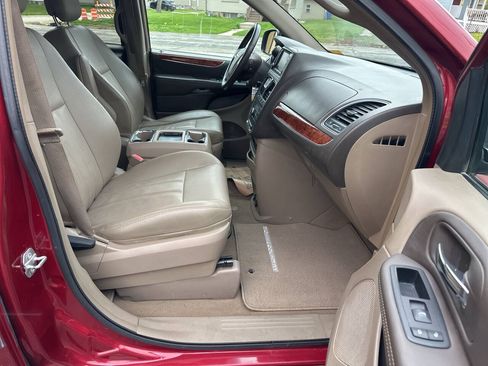 Used 2015 Chrysler Town & Country Touring FWD image 12