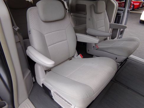 Used 2008 Chrysler Town & Country Touring FWD image 27