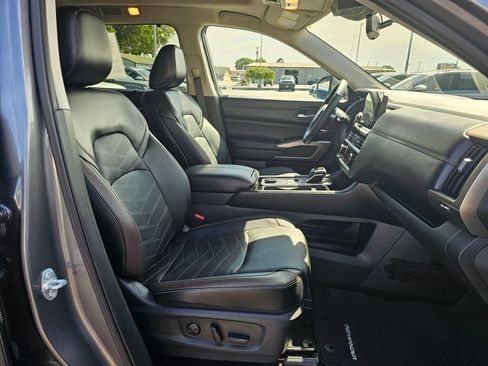 Used 2025 Nissan Pathfinder Platinum AWD/4WD image 14