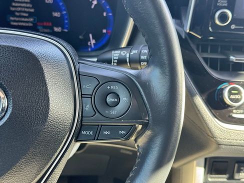 Certified 2022 Toyota Corolla Cross XLE image 28