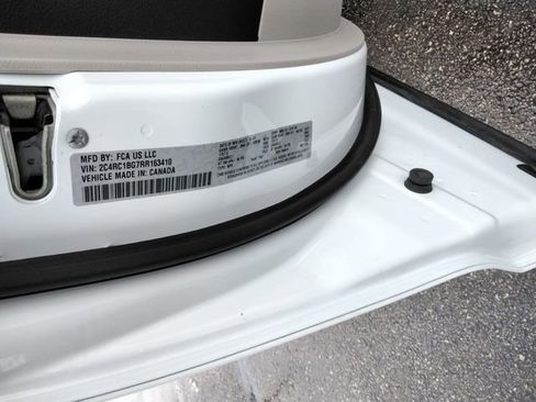 Used 2024 Chrysler Pacifica Touring-L image 13