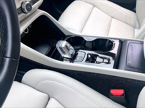 Certified 2026 Volvo XC40 B5 Plus AWD/4WD image 19