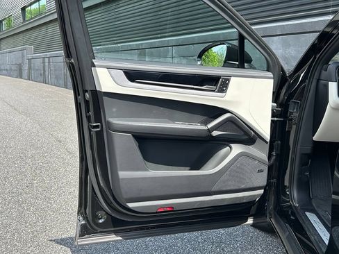 Certified 2025 Porsche Cayenne S AWD/4WD image 25
