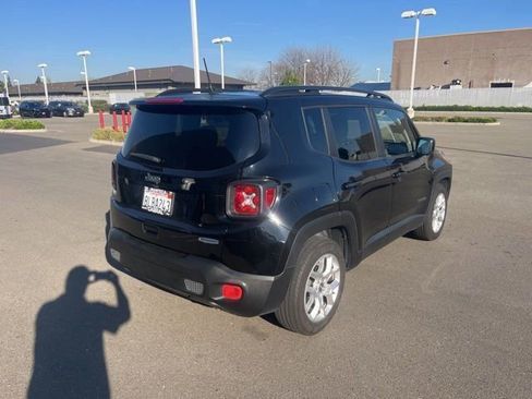 Used 2018 Jeep Renegade Latitude w/ UConnect 8.4 Nav Group image 5