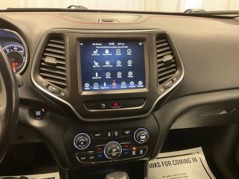 Used 2019 Jeep Cherokee Trailhawk w/ Cold Weather Group AWD/4WD image 13