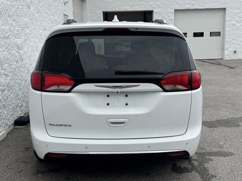 Used 2020 Chrysler Pacifica Touring-L image 9