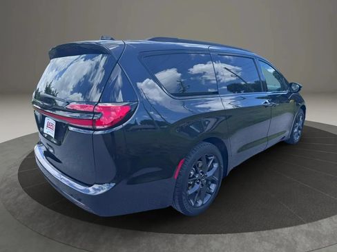 Used 2022 Chrysler Pacifica Touring-L w/ S Appearance Package FWD image 6