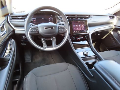 Certified 2024 Jeep Grand Cherokee Laredo X AWD/4WD image 4
