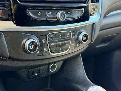 Used 2018 Chevrolet Traverse LT FWD image 15