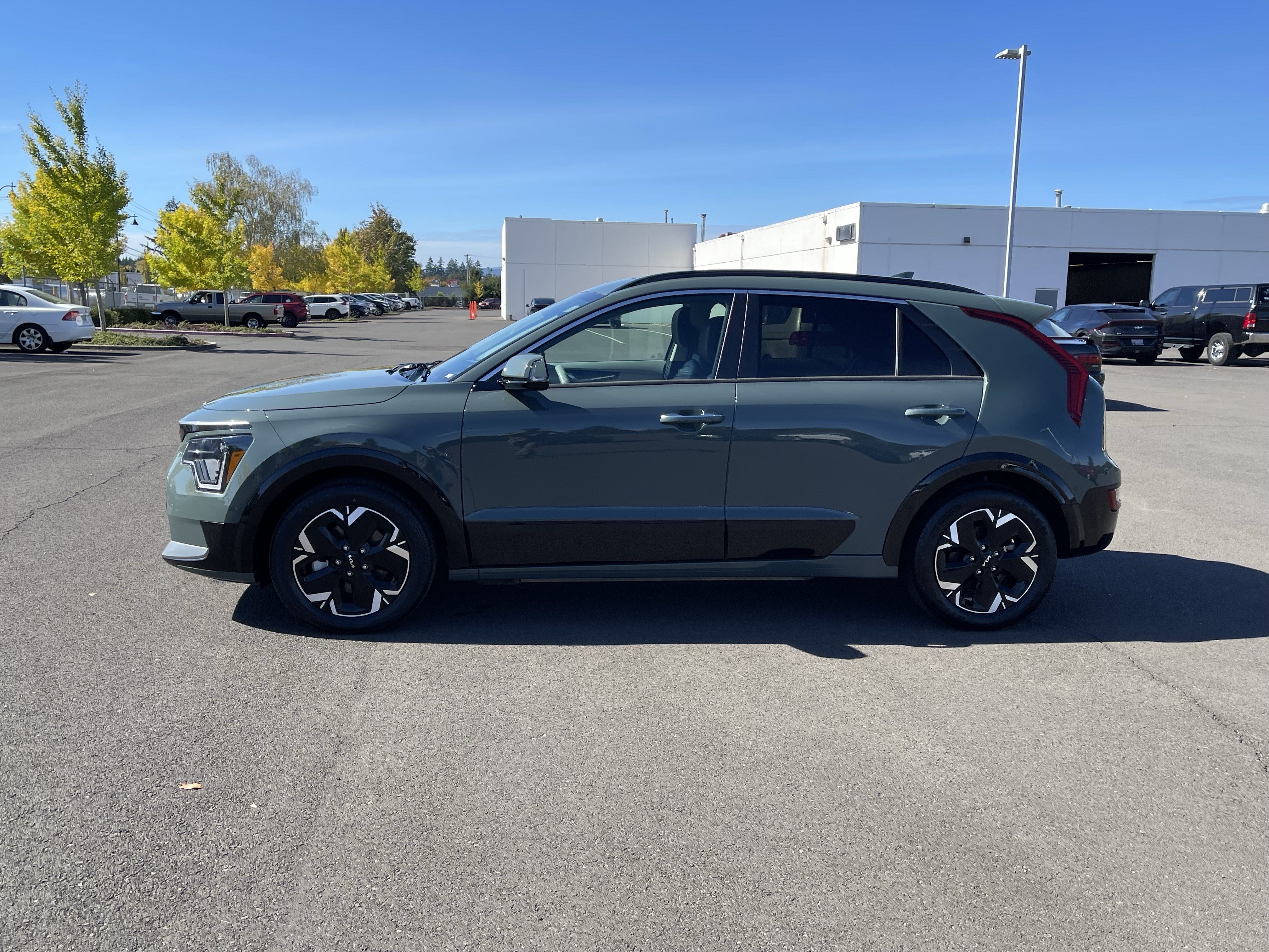 Used 2023 Kia Niro Wave FWD image 2
