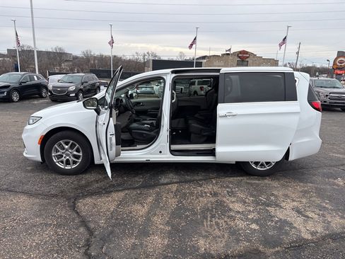 Used 2023 Chrysler Pacifica Touring-L image 4