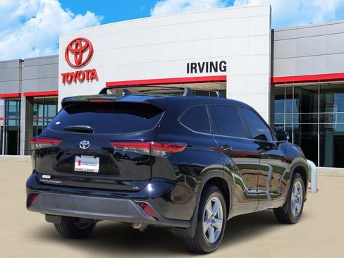 Used 2023 Toyota Highlander LE FWD image 4