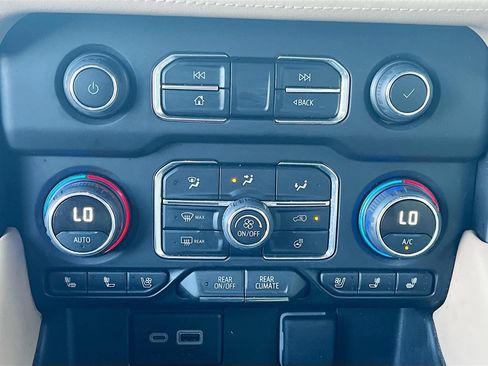 Used 2024 Chevrolet Suburban Premier w/ Advanced Technology Package AWD/4WD image 16