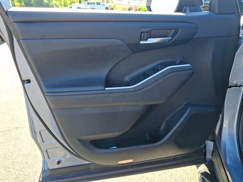 Used 2022 Toyota Highlander XLE AWD/4WD image 12