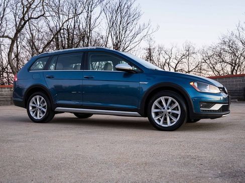 Used 2017 Volkswagen Golf Alltrack image 7