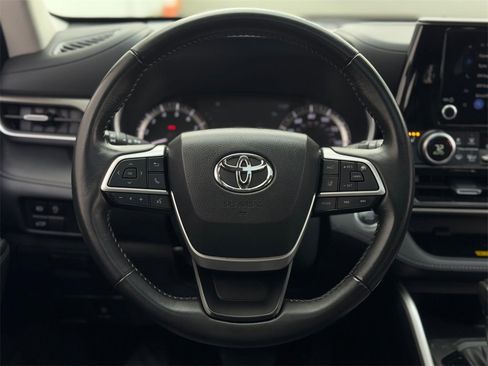 Certified 2023 Toyota Highlander XLE image 14